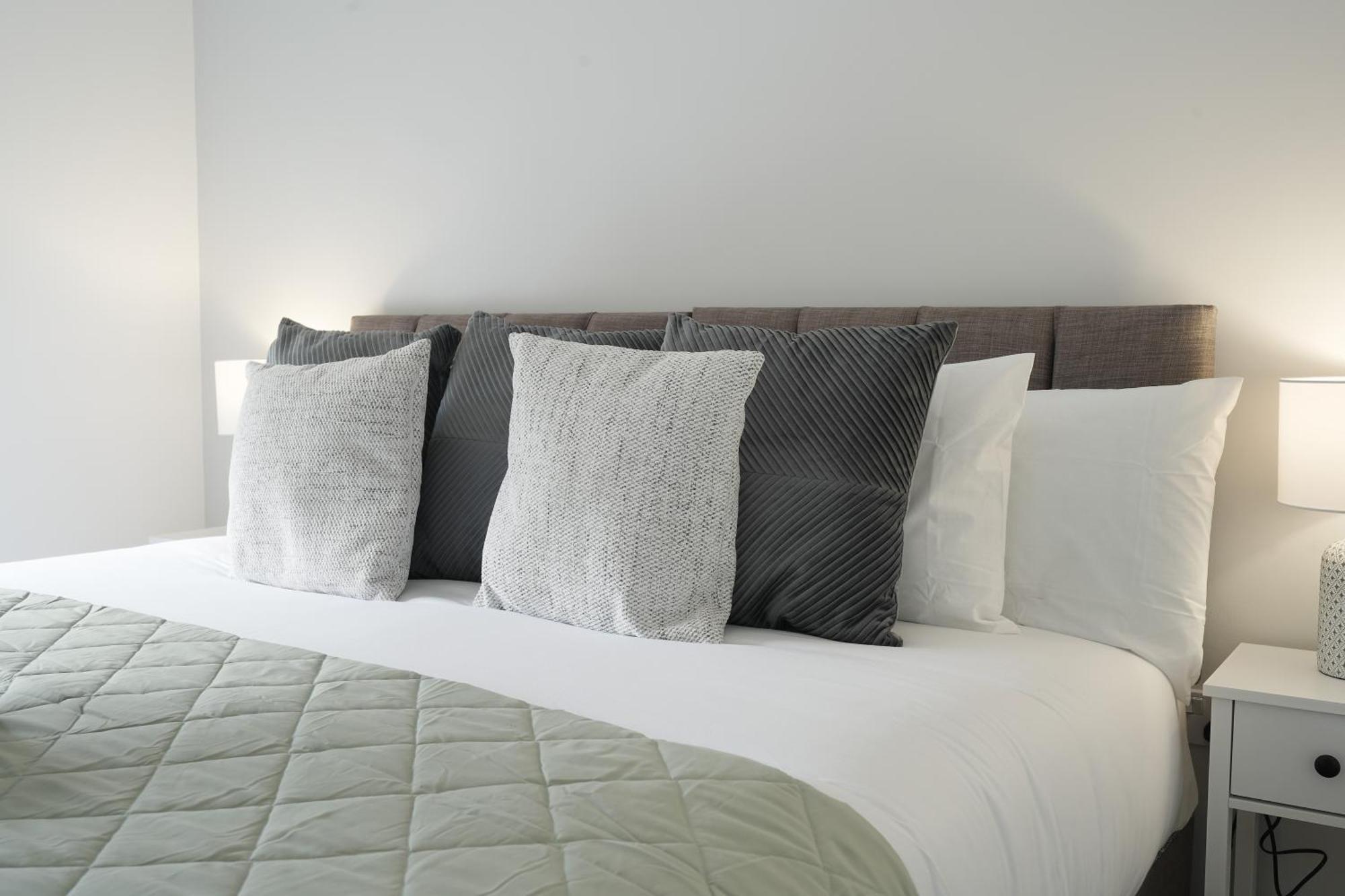Mersey Way, Spacious 3 Bed Home, Close To Centre & Free Driveway Parking - Perfect For Workers, Groups & Families - Hosted By Host Save Apartment