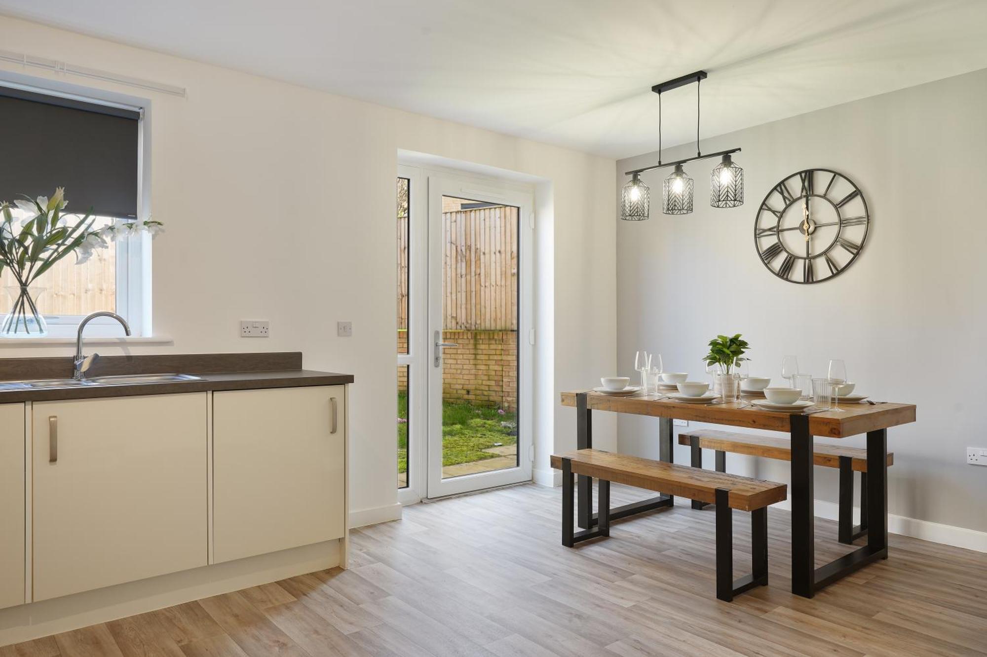 Mersey Way, Spacious 3 Bed Home, Close To Centre & Free Driveway Parking - Perfect For Workers, Groups & Families - Hosted By Host Save