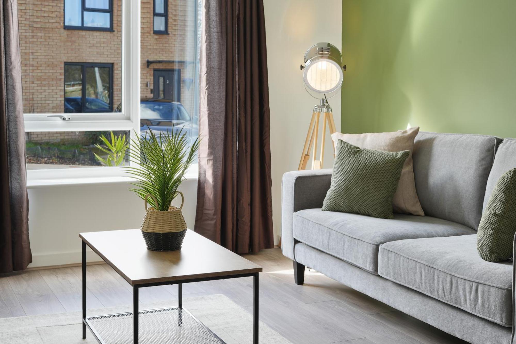 Apartment Mersey Way, Spacious 3 Bed Home, Close To Centre & Free Driveway Parking - Perfect For Workers, Groups & Families - Hosted By Host Save