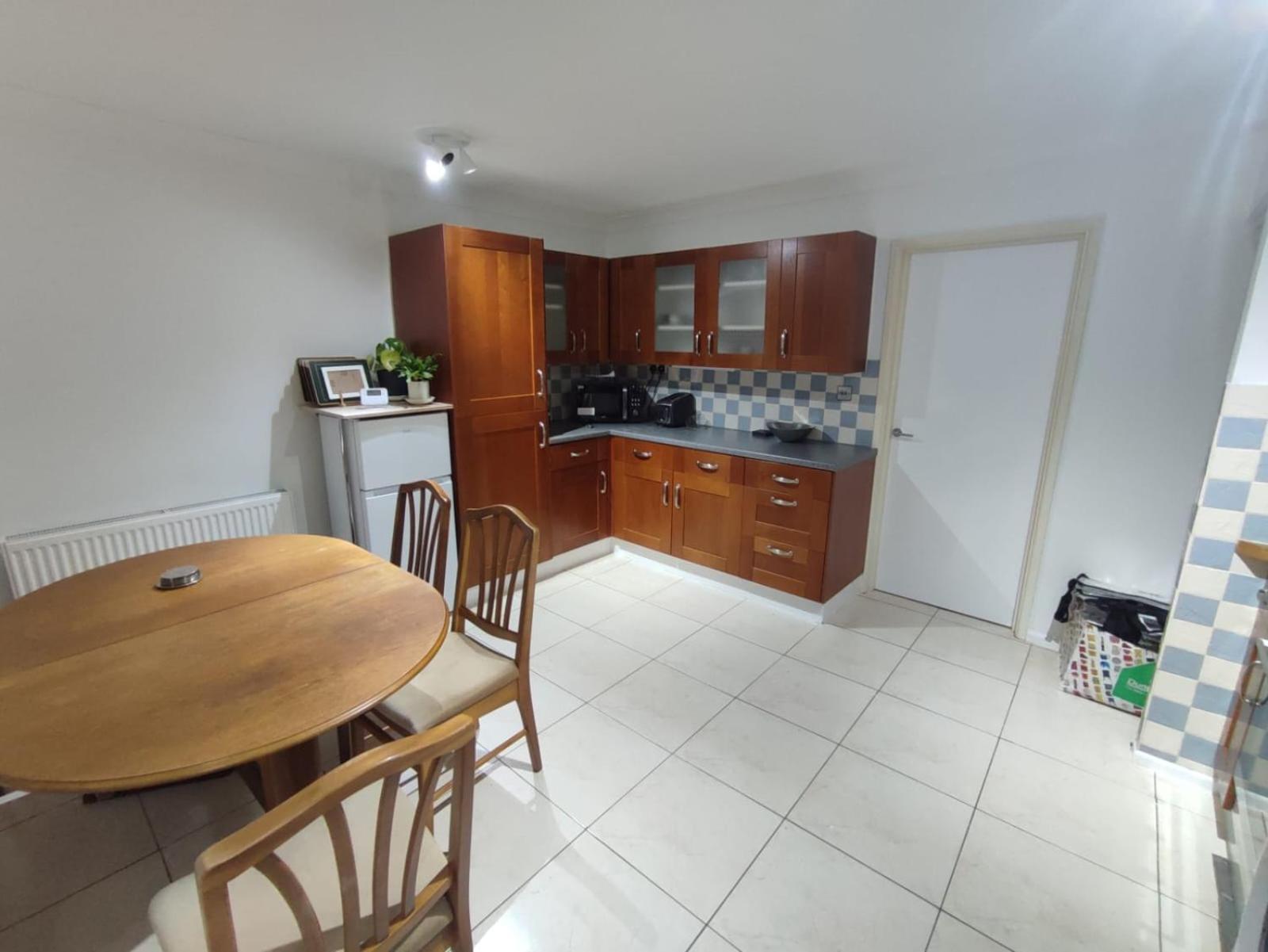 Meadowhall Work Or Leisure Off Road Parking With Cctv Holiday home *