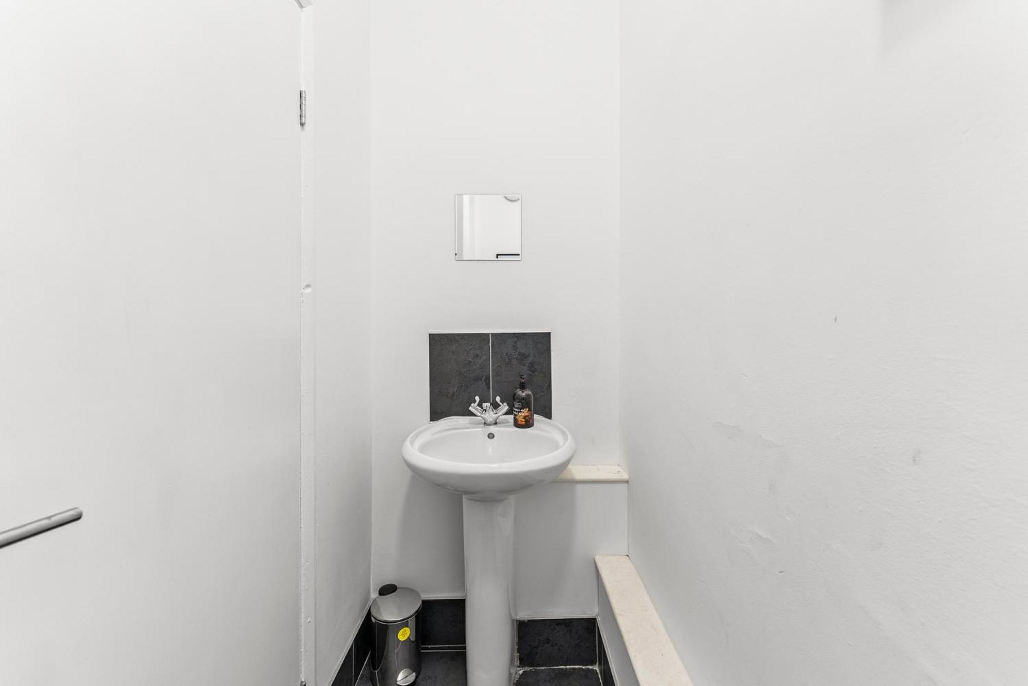 20 Percent Off! Stylish Abode Sleeps 12 * Sheffield
