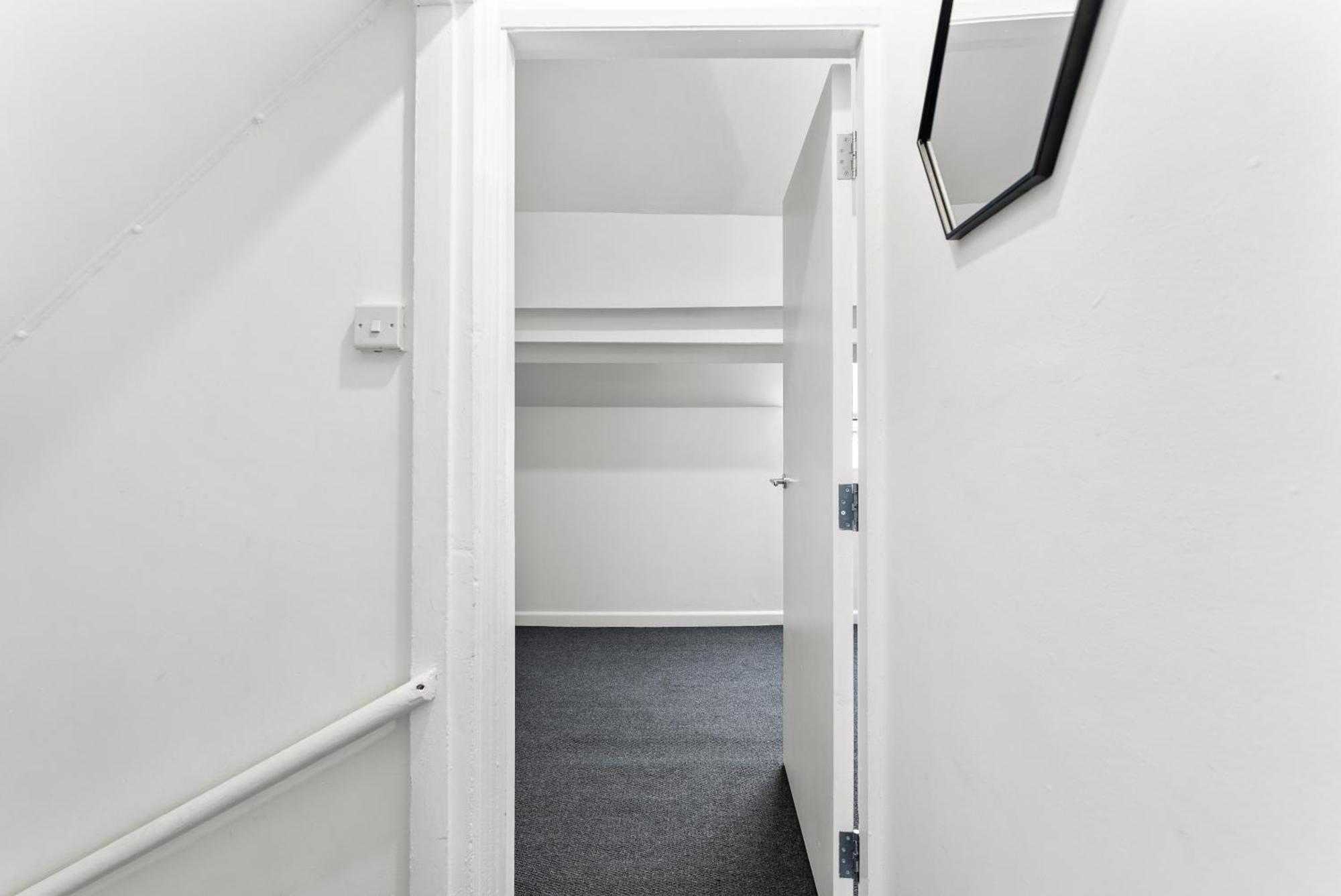 20 Percent Off! Stylish Abode Sleeps 12 *