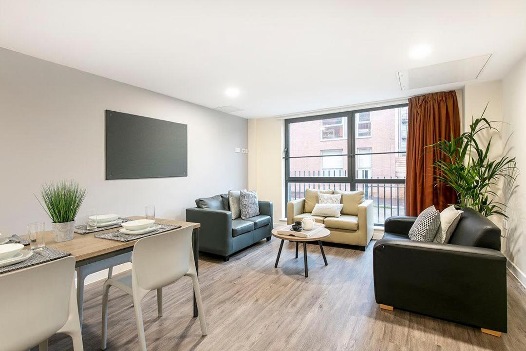 Cosy And Modern And Private Ensuites At 3 Located Near The Of