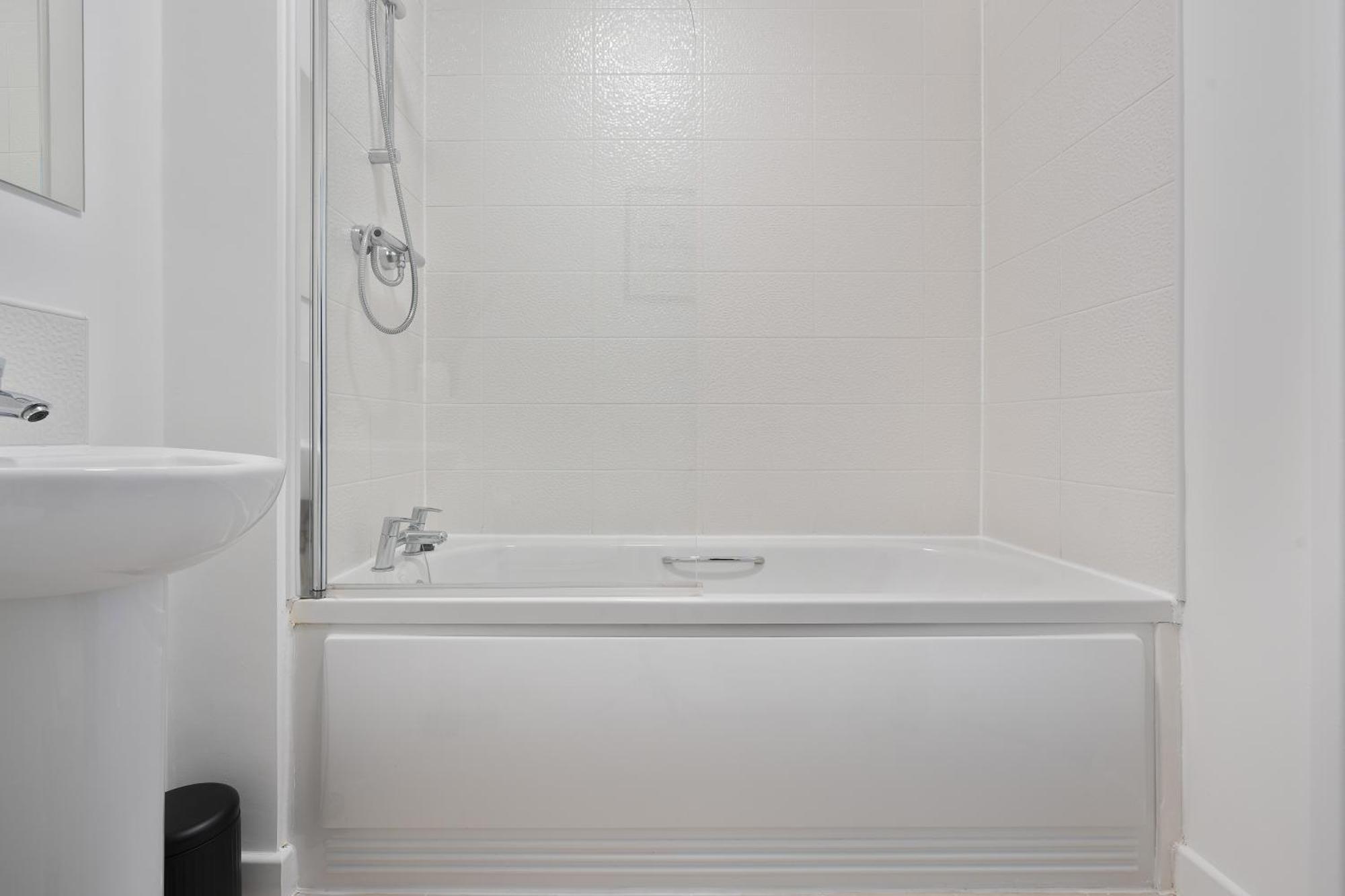 Mersey Way, Spacious 3 Bed Home, Close To Centre & Free Driveway Parking - Perfect For Workers, Groups & Families - Hosted By Host Save Apartment *