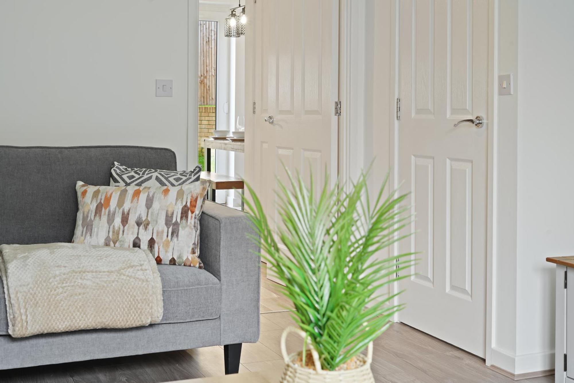 Apartment Mersey Way, Spacious 3 Bed Home, Close To Centre & Free Driveway Parking - Perfect For Workers, Groups & Families - Hosted By Host Save