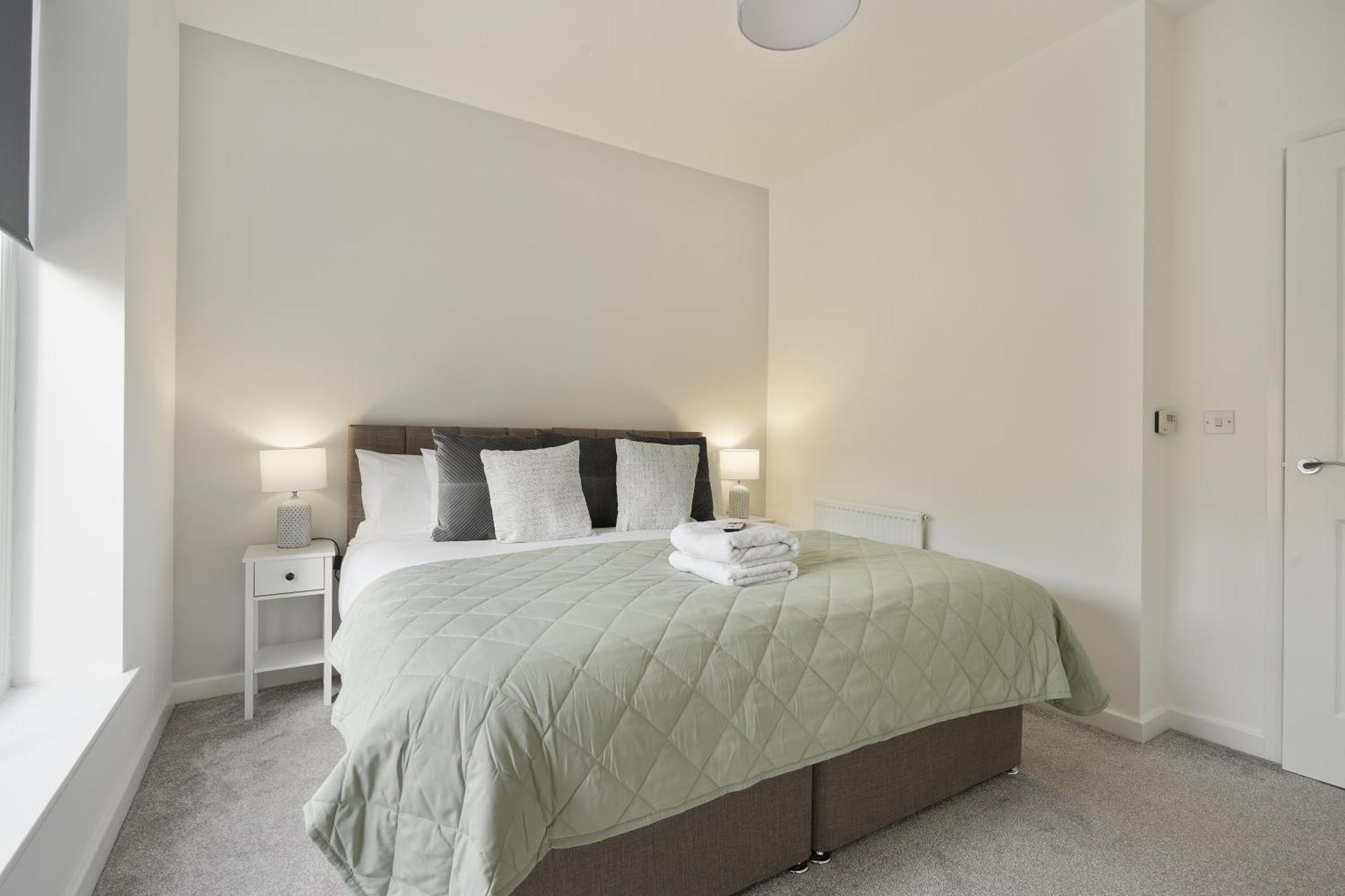 Mersey Way, Spacious 3 Bed Home, Close To Centre & Free Driveway Parking - Perfect For Workers, Groups & Families - Hosted By Host Save Sheffield