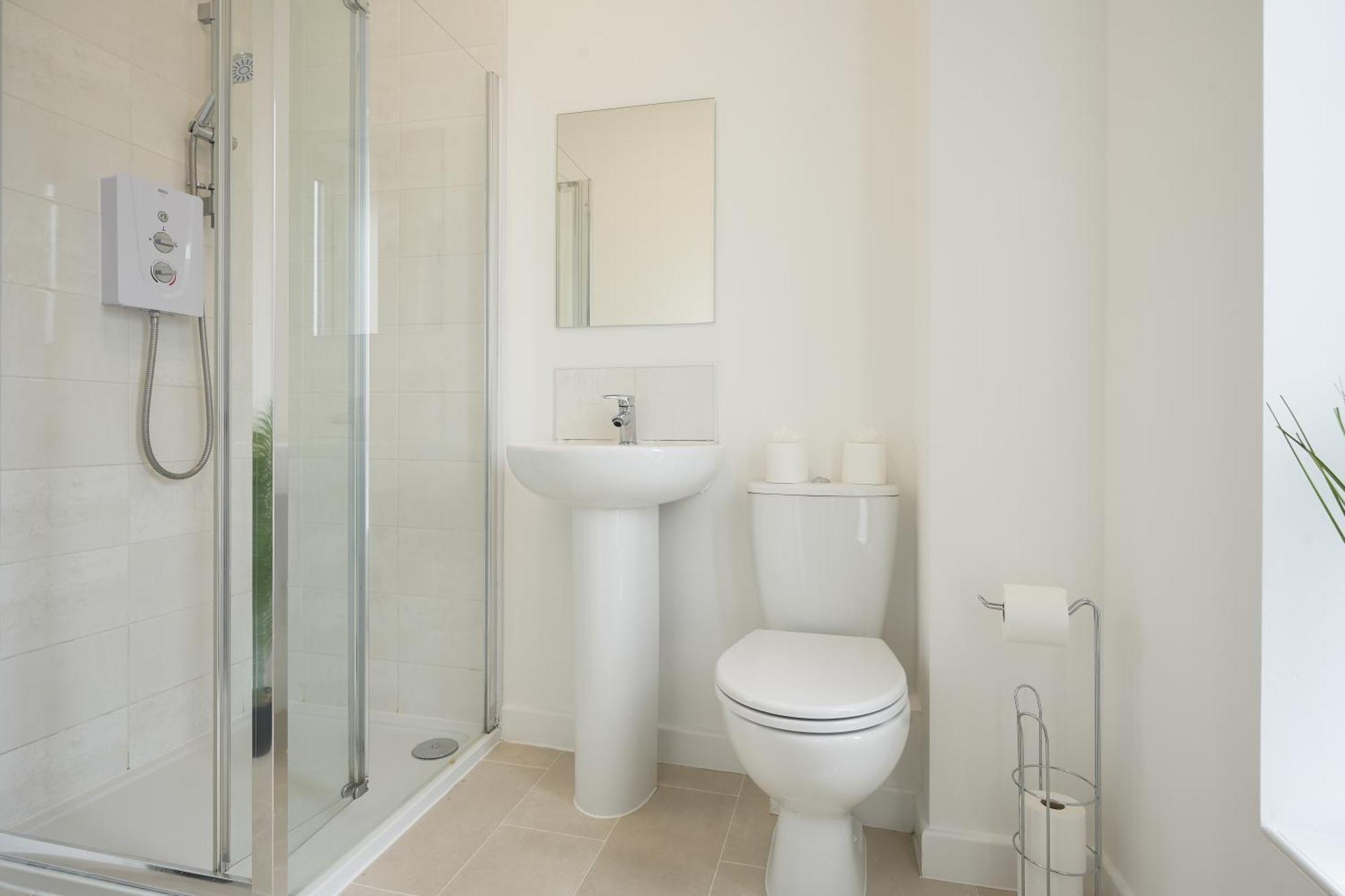 Apartment Mersey Way, Spacious 3 Bed Home, Close To Centre & Free Driveway Parking - Perfect For Workers, Groups & Families - Hosted By Host Save *