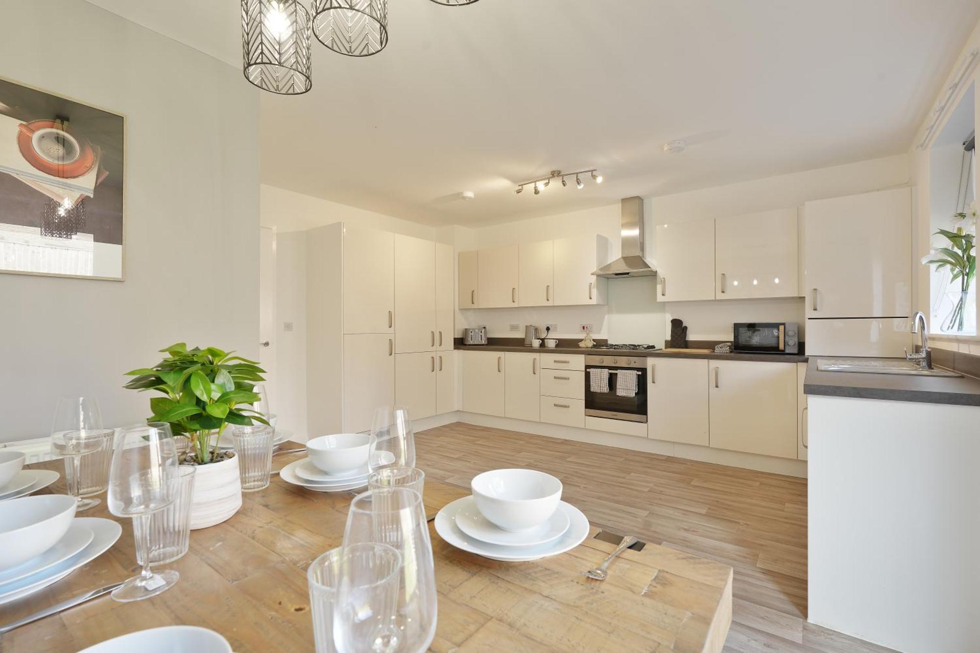 Mersey Way, Spacious 3 Bed Home, Close To Centre & Free Driveway Parking - Perfect For Workers, Groups & Families - Hosted By Host Save Sheffield