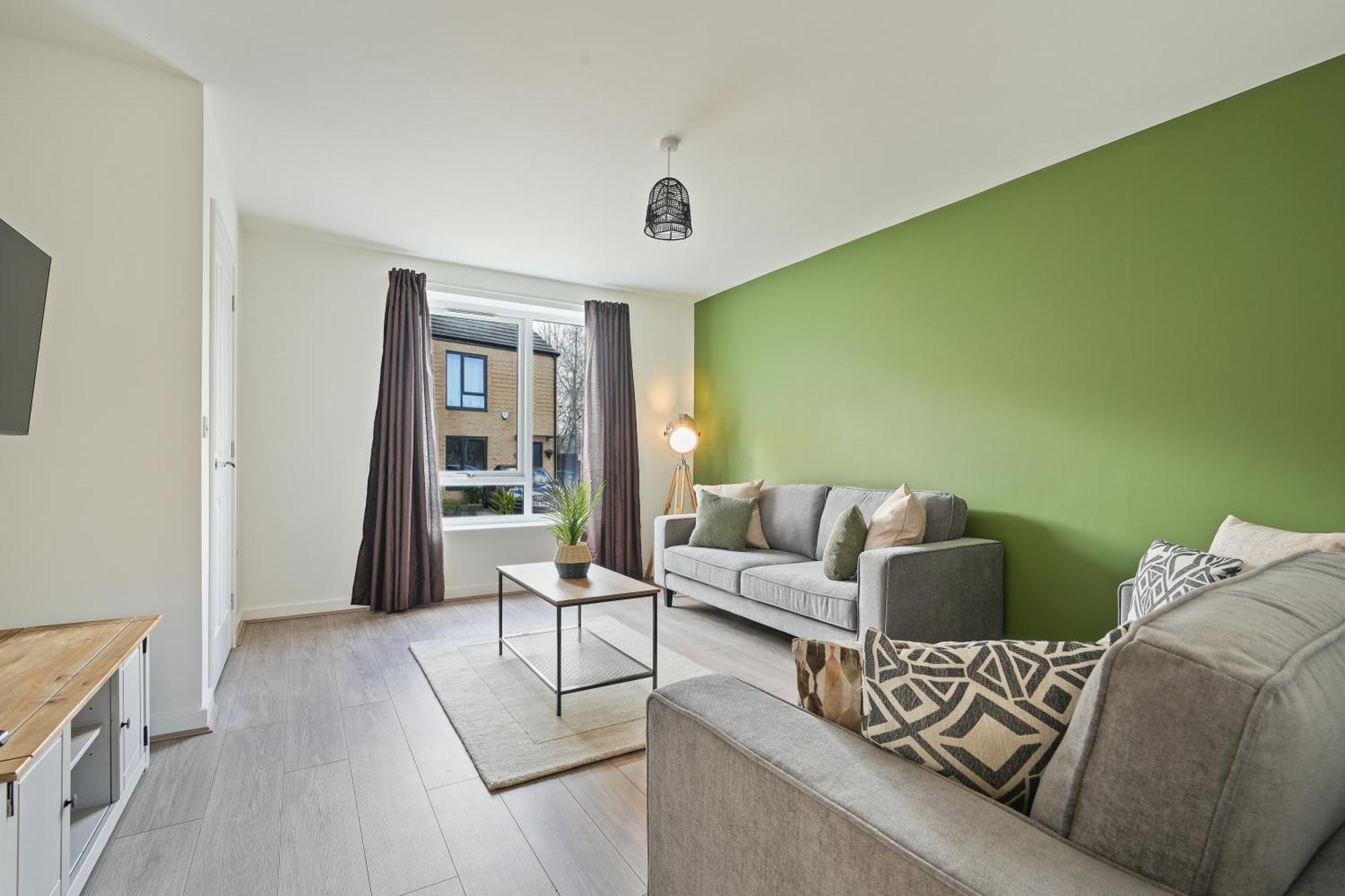Mersey Way, Spacious 3 Bed Home, Close To Centre & Free Driveway Parking - Perfect For Workers, Groups & Families - Hosted By Host Save *
