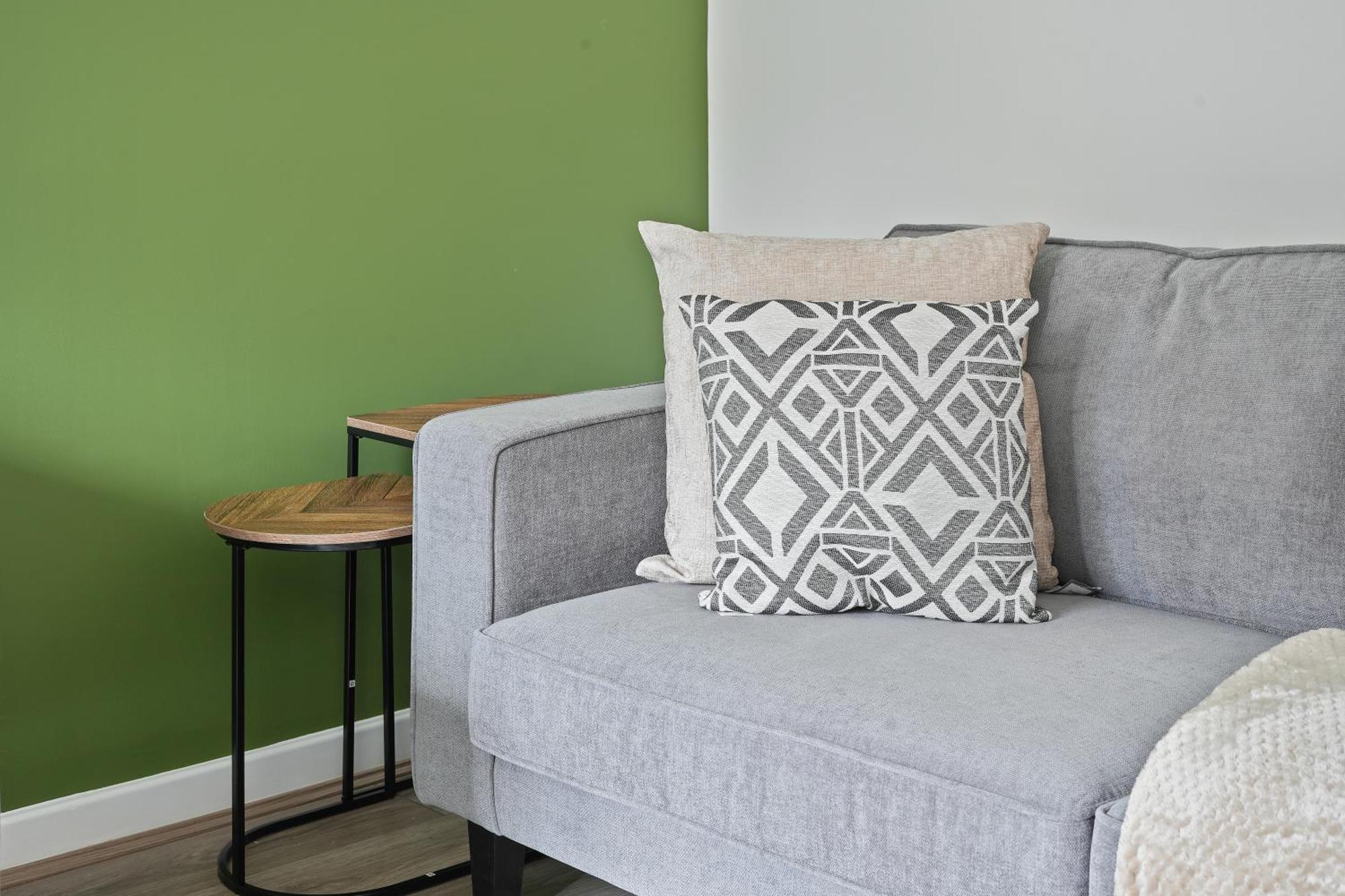 Mersey Way, Spacious 3 Bed Home, Close To Centre & Free Driveway Parking - Perfect For Workers, Groups & Families - Hosted By Host Save