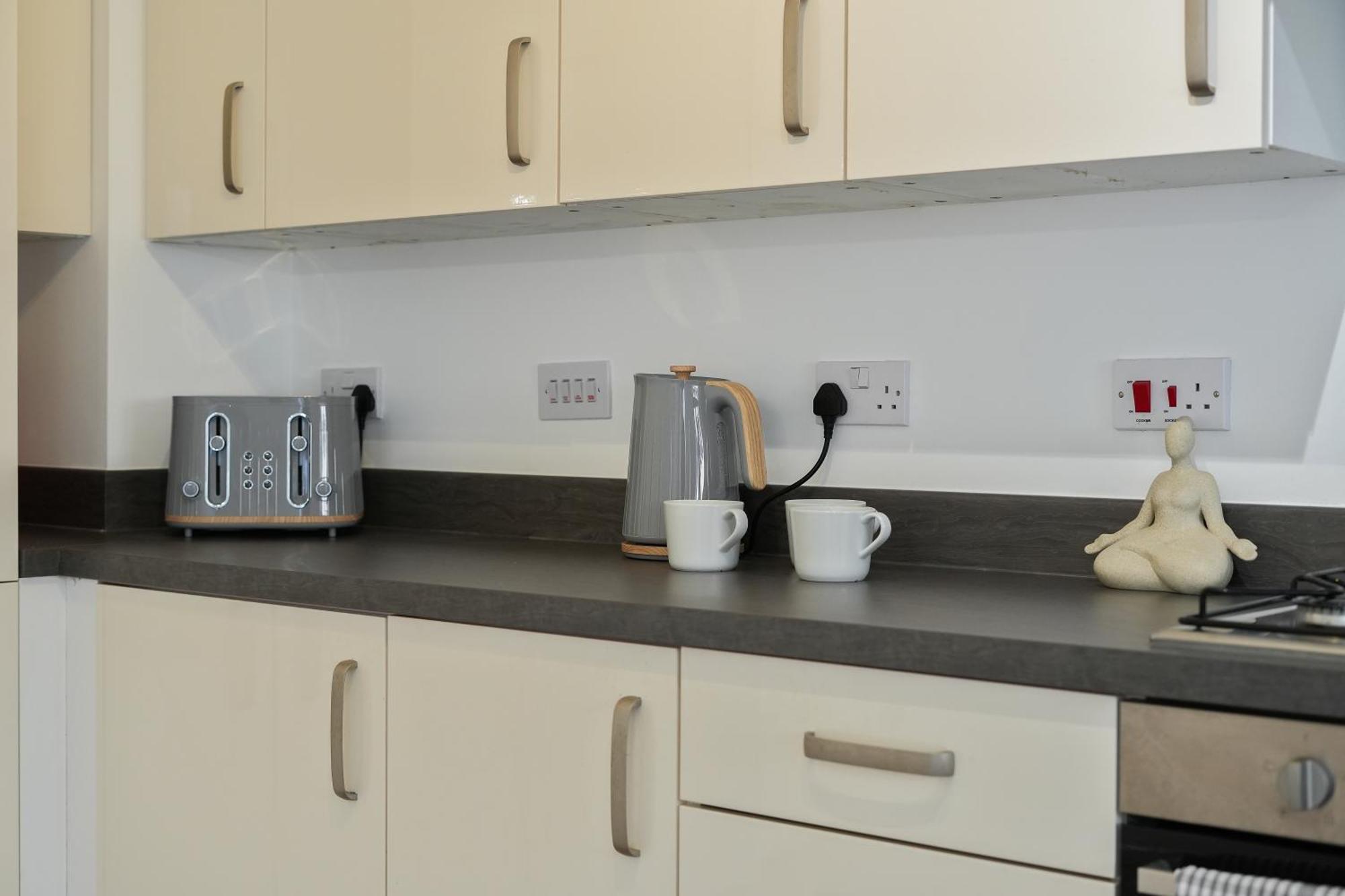 Apartment Mersey Way, Spacious 3 Bed Home, Close To Centre & Free Driveway Parking - Perfect For Workers, Groups & Families - Hosted By Host Save Sheffield