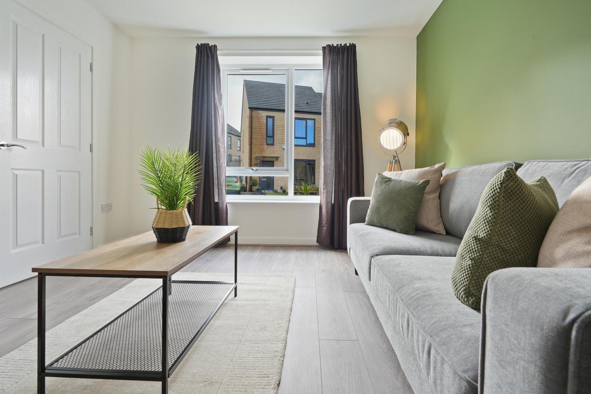 Mersey Way, Spacious 3 Bed Home, Close To Centre & Free Driveway Parking - Perfect For Workers, Groups & Families - Hosted By Host Save Apartment