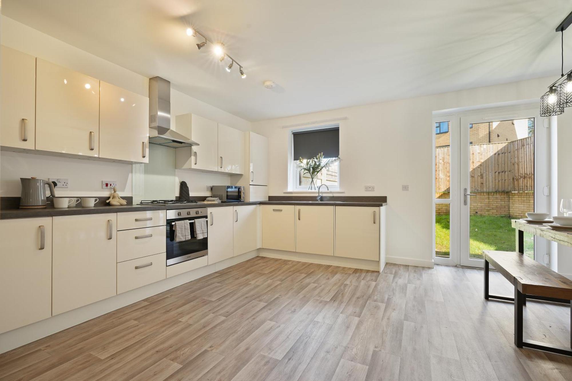 Mersey Way, Spacious 3 Bed Home, Close To Centre & Free Driveway Parking - Perfect For Workers, Groups & Families - Hosted By Host Save