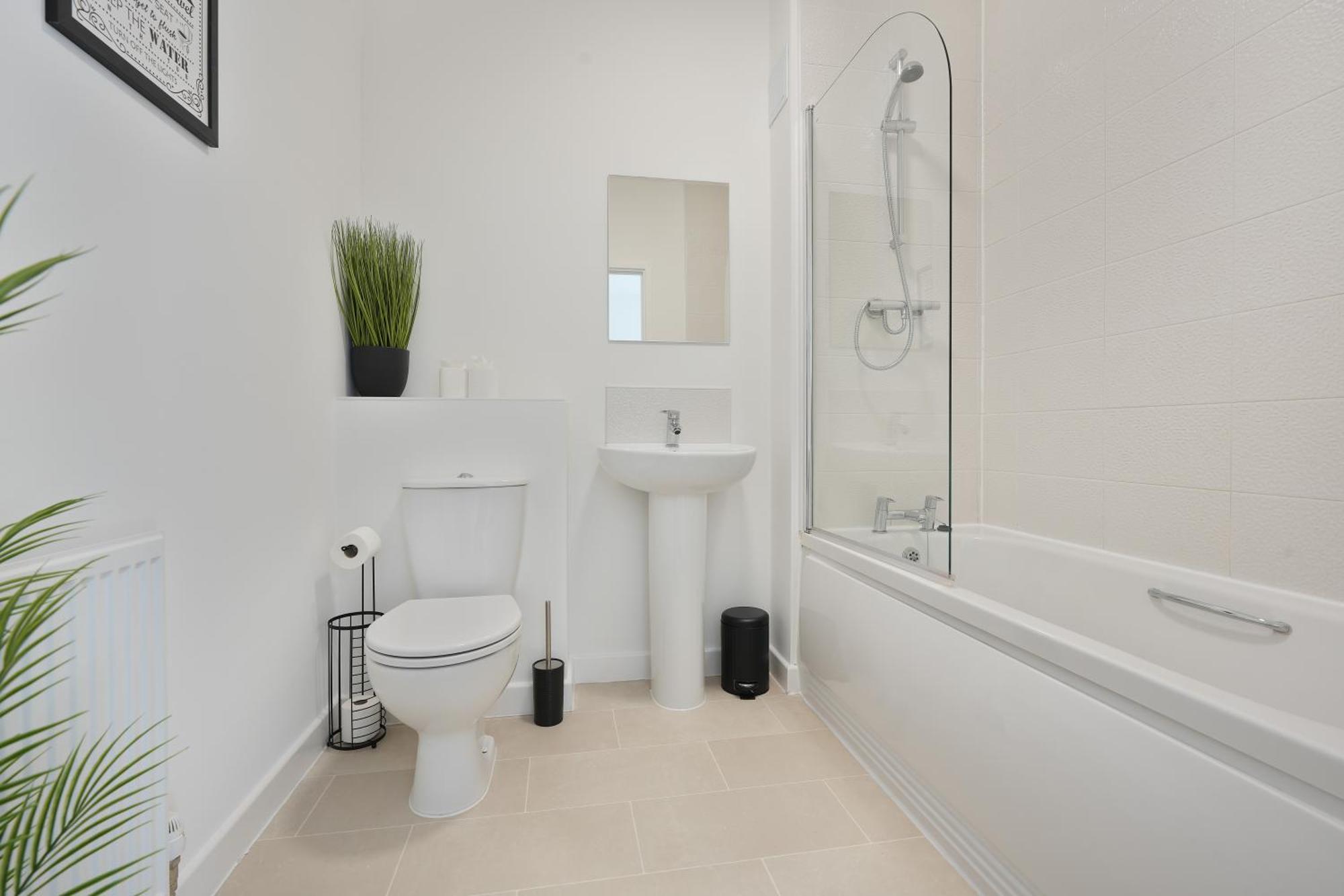 Mersey Way, Spacious 3 Bed Home, Close To Centre & Free Driveway Parking - Perfect For Workers, Groups & Families - Hosted By Host Save Apartment *