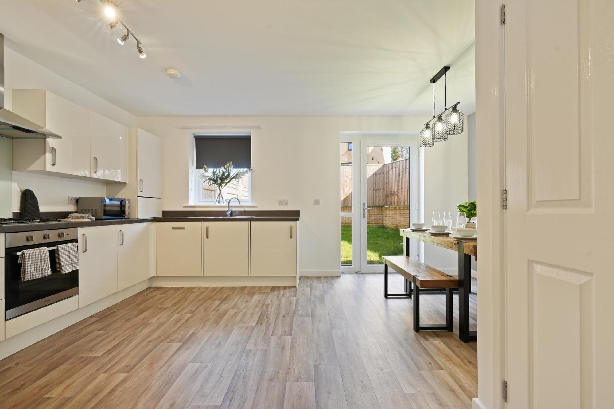 Mersey Way, Spacious 3 Bed Home, Close To Centre & Free Driveway Parking - Perfect For Workers, Groups & Families - Hosted By Host Save * Sheffield