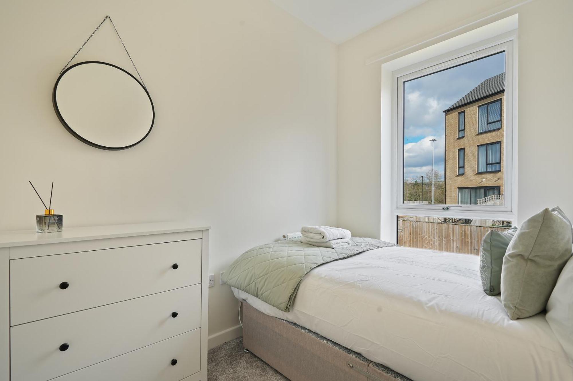 Mersey Way, Spacious 3 Bed Home, Close To Centre & Free Driveway Parking - Perfect For Workers, Groups & Families - Hosted By Host Save Apartment Sheffield