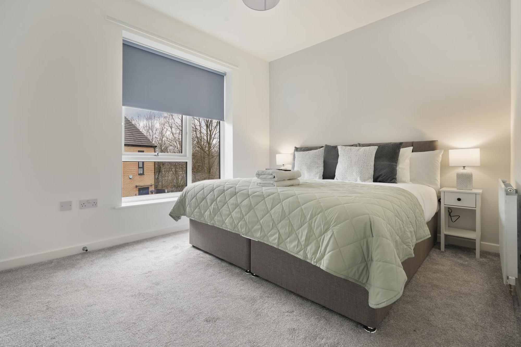 Mersey Way, Spacious 3 Bed Home, Close To Centre & Free Driveway Parking - Perfect For Workers, Groups & Families - Hosted By Host Save *