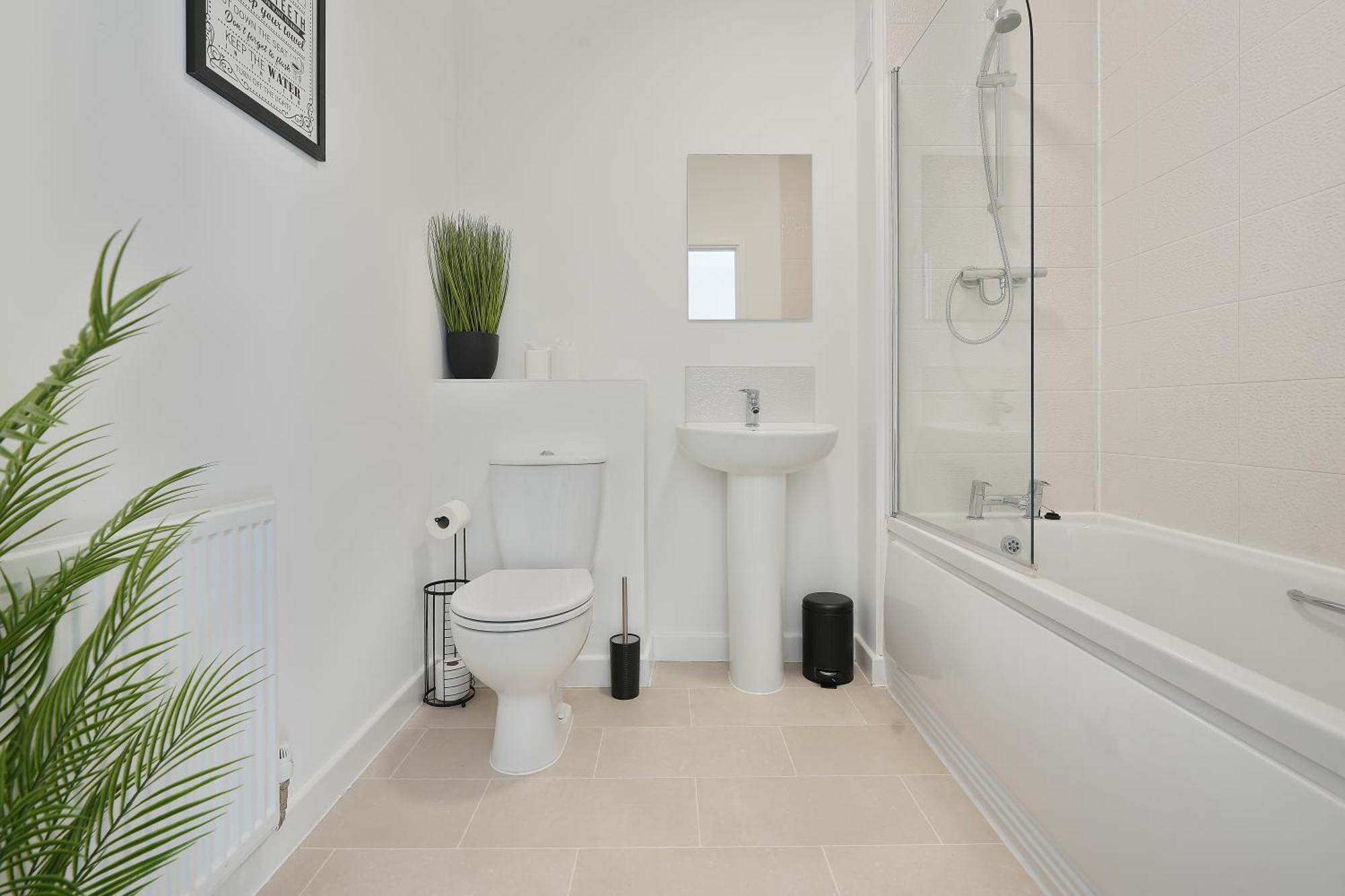 Apartment Mersey Way, Spacious 3 Bed Home, Close To Centre & Free Driveway Parking - Perfect For Workers, Groups & Families - Hosted By Host Save