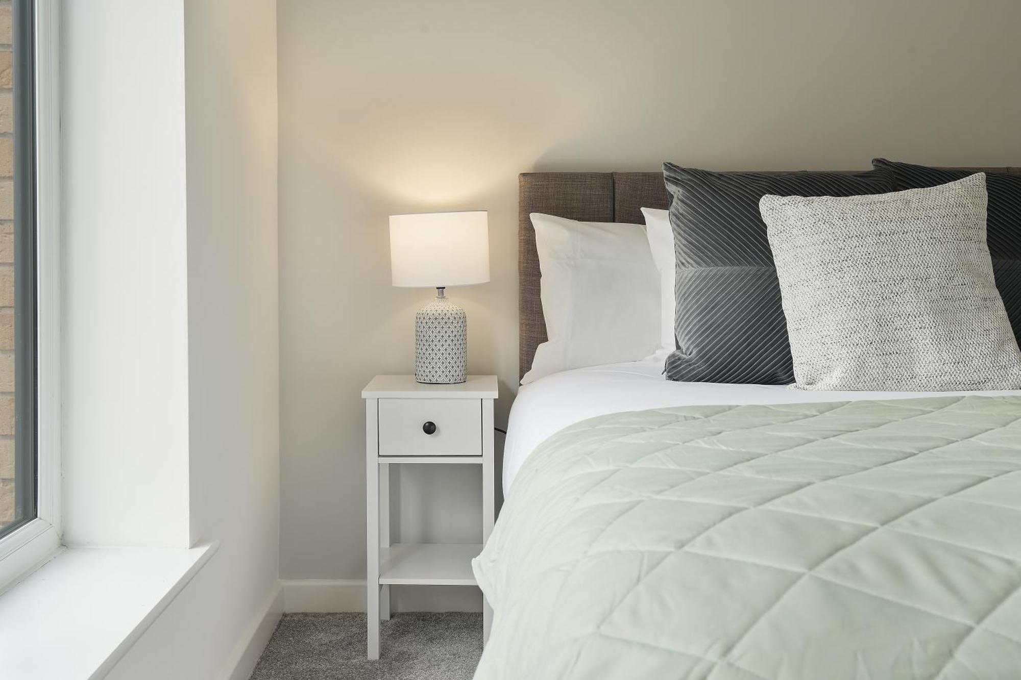 Mersey Way, Spacious 3 Bed Home, Close To Centre & Free Driveway Parking - Perfect For Workers, Groups & Families - Hosted By Host Save Apartment *