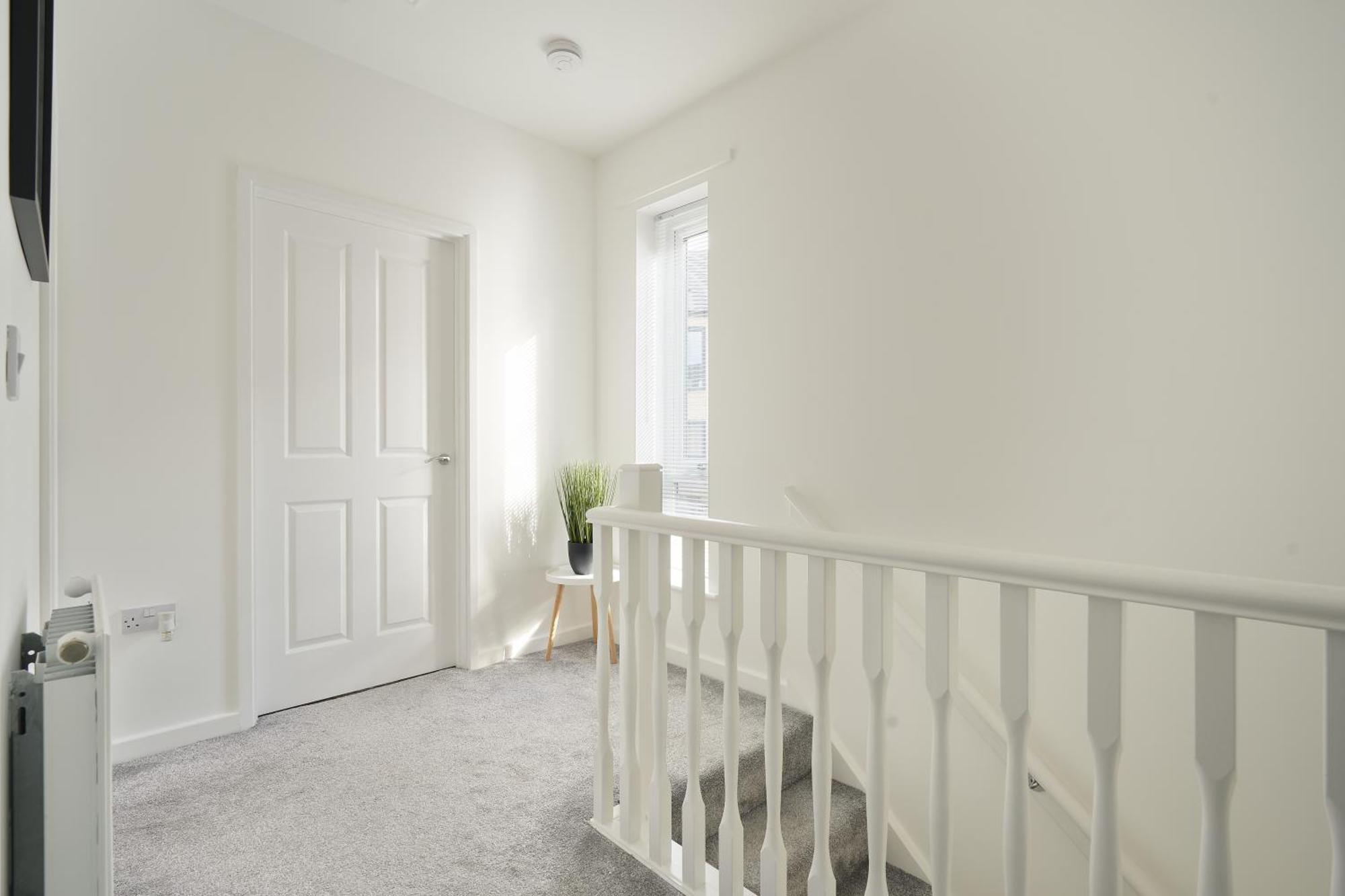 Apartment Mersey Way, Spacious 3 Bed Home, Close To Centre & Free Driveway Parking - Perfect For Workers, Groups & Families - Hosted By Host Save *