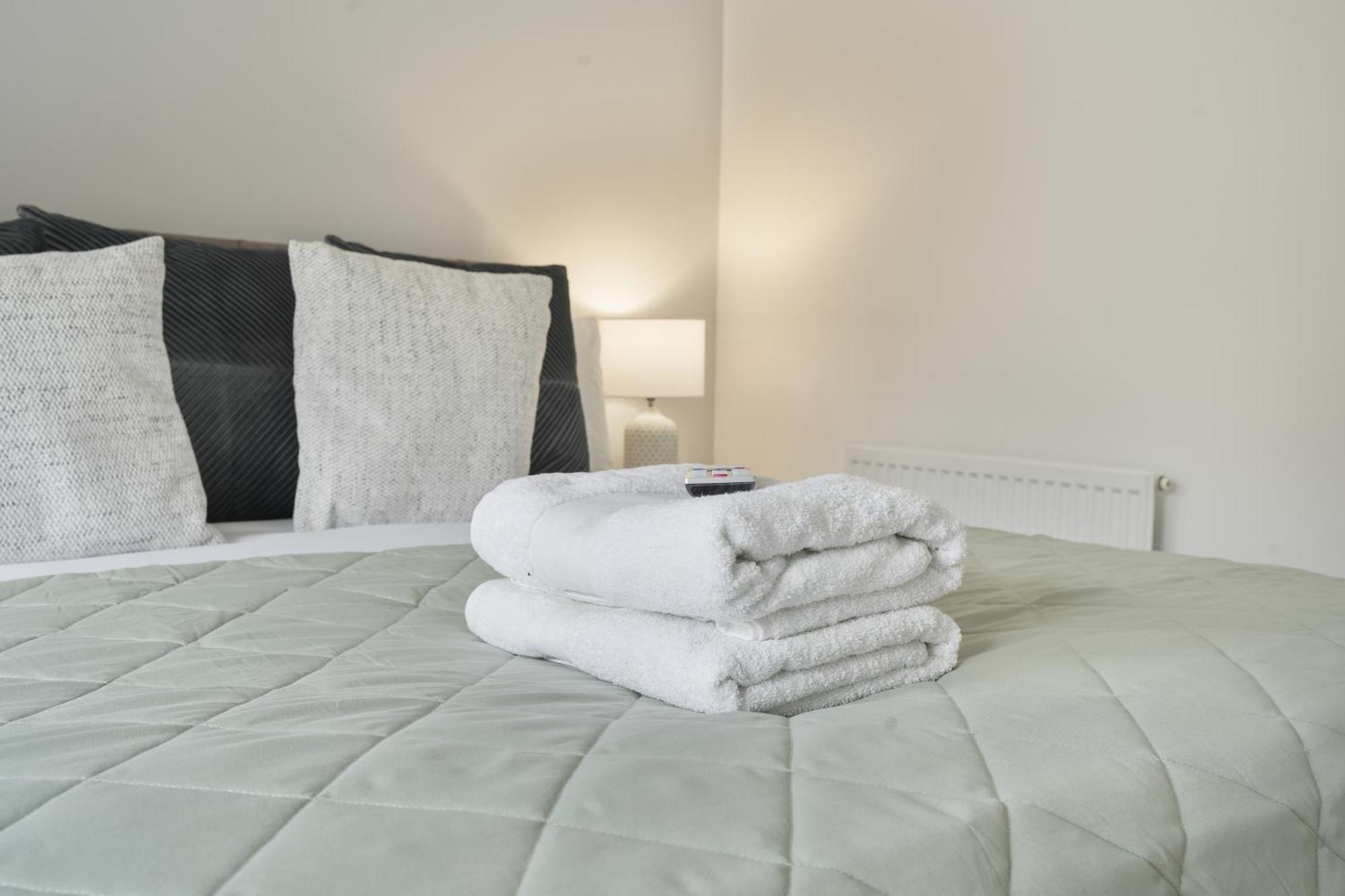 Mersey Way, Spacious 3 Bed Home, Close To Centre & Free Driveway Parking - Perfect For Workers, Groups & Families - Hosted By Host Save *