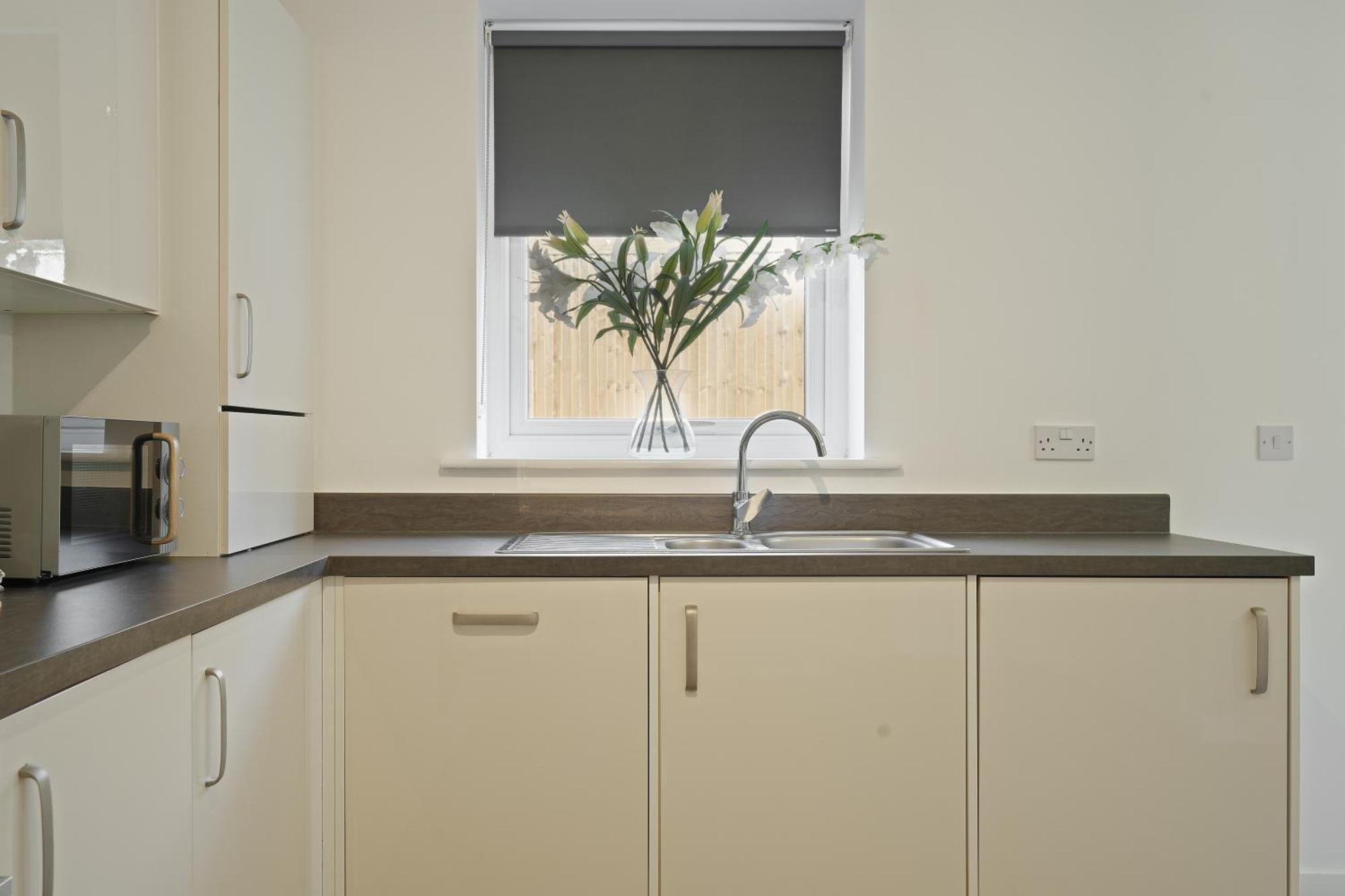 Mersey Way, Spacious 3 Bed Home, Close To Centre & Free Driveway Parking - Perfect For Workers, Groups & Families - Hosted By Host Save Apartment *