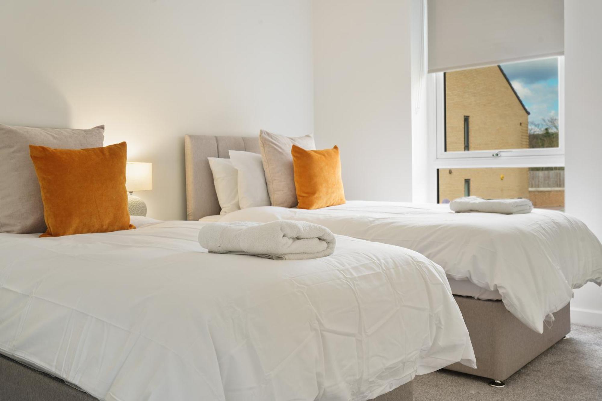 Apartment Mersey Way, Spacious 3 Bed Home, Close To Centre & Free Driveway Parking - Perfect For Workers, Groups & Families - Hosted By Host Save *