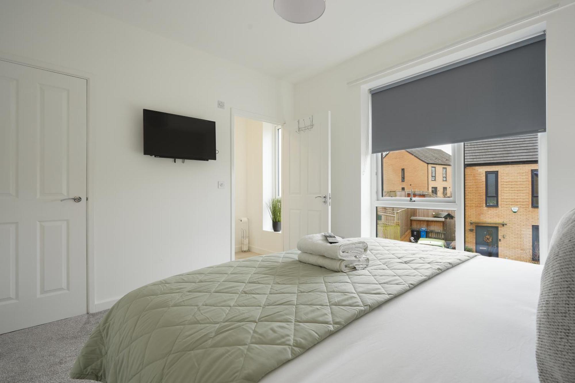 Mersey Way, Spacious 3 Bed Home, Close To Centre & Free Driveway Parking - Perfect For Workers, Groups & Families - Hosted By Host Save Sheffield