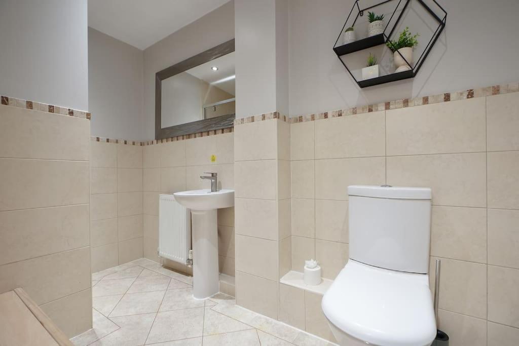Stradbroke House - 5 Bed Townhouse, Sleeps 11, Great For Group & Workers, Free Parking & Netflix - Hosted By Host Save *
