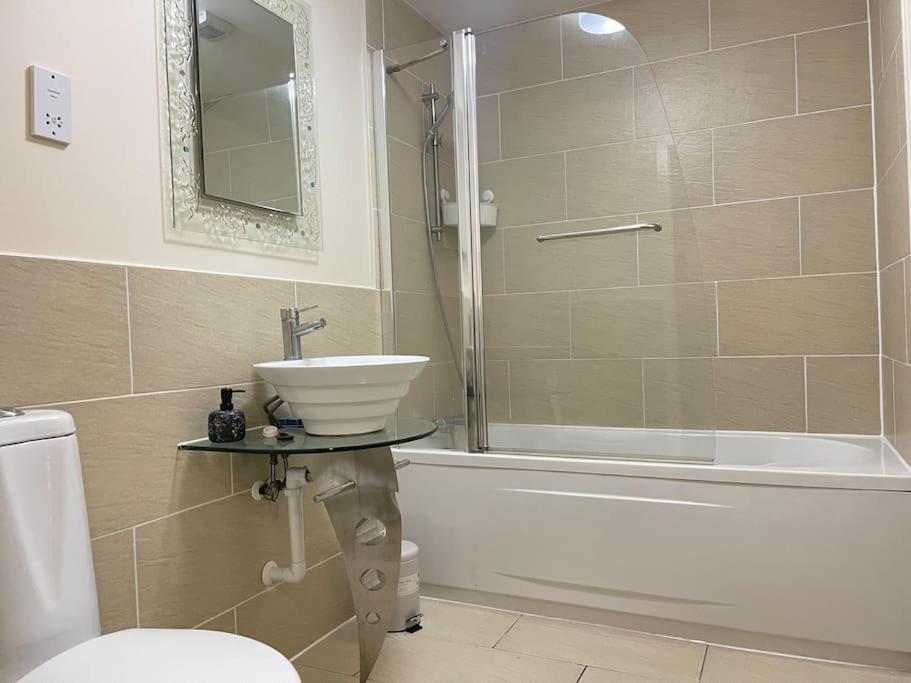 1 Bed Modern With Free Parking, Centre *