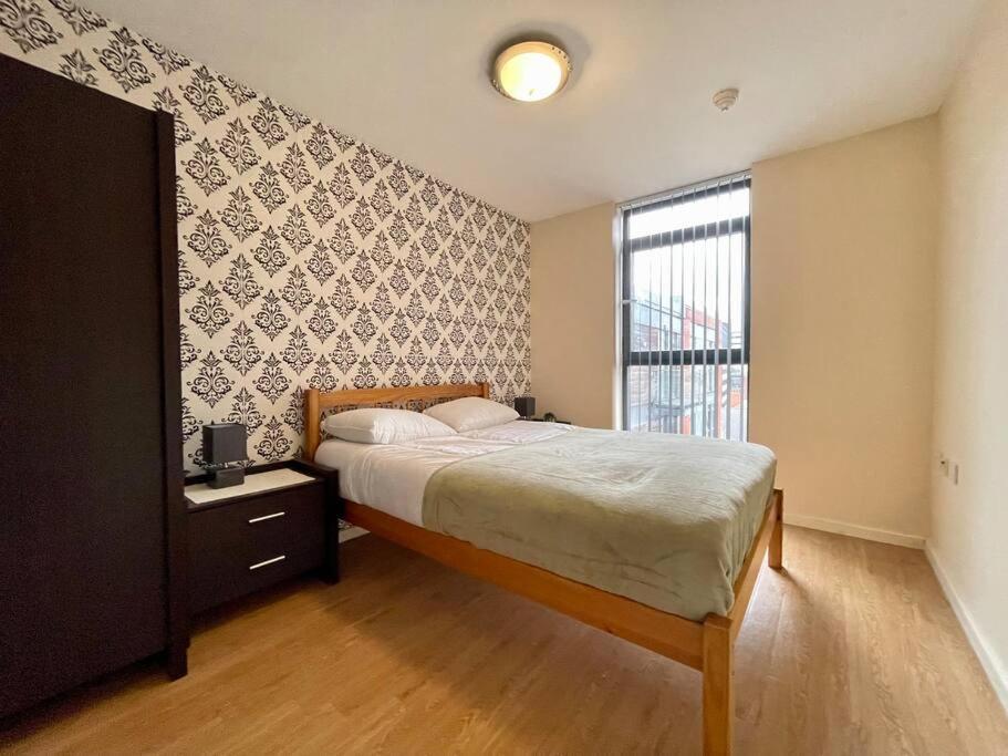 1 Bed Modern With Free Parking, Centre Apartment
