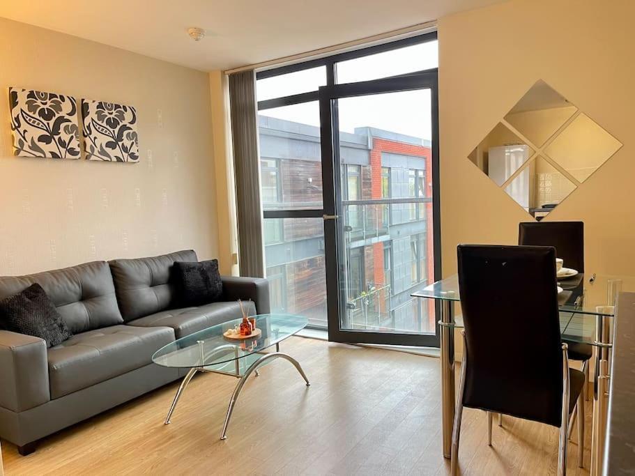 1 Bed Modern With Free Parking, Centre *