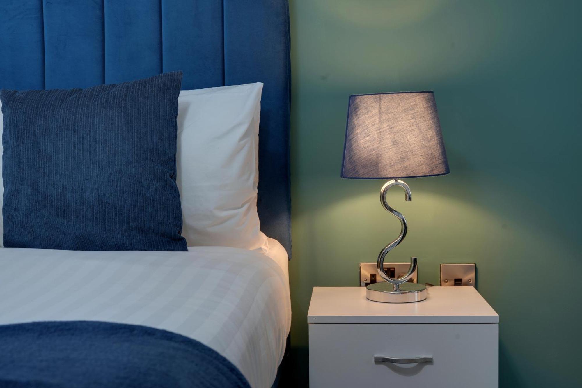 Stylish 2 Bed 104 - Centre, Free Parking, Coffee Machine & Netflix - Hosted By Host Save Apartment