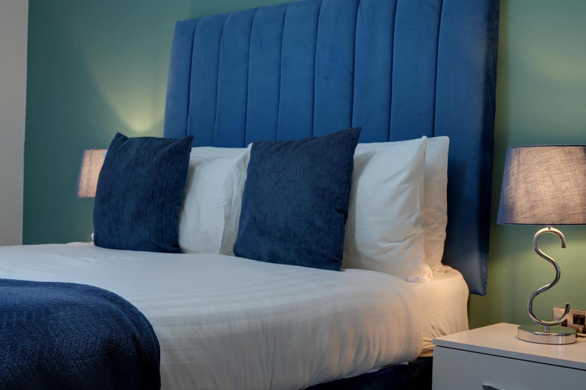 Stylish 2 Bed 104 - Centre, Free Parking, Coffee Machine & Netflix - Hosted By Host Save *