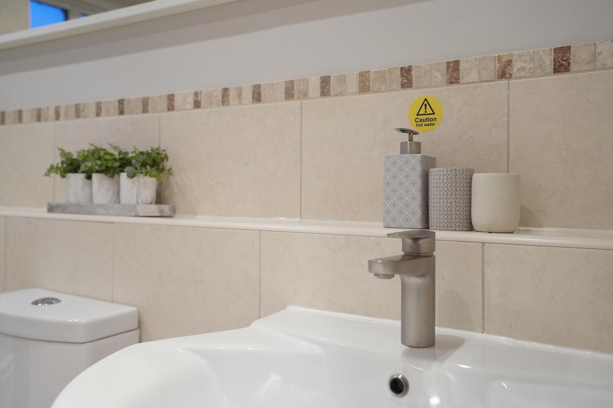 Richmond House - 5 Bed House That Sleeps 10, Great For Workers & Groups, Netflix & Free Parking - Hosted By Host Save Holiday home Sheffield