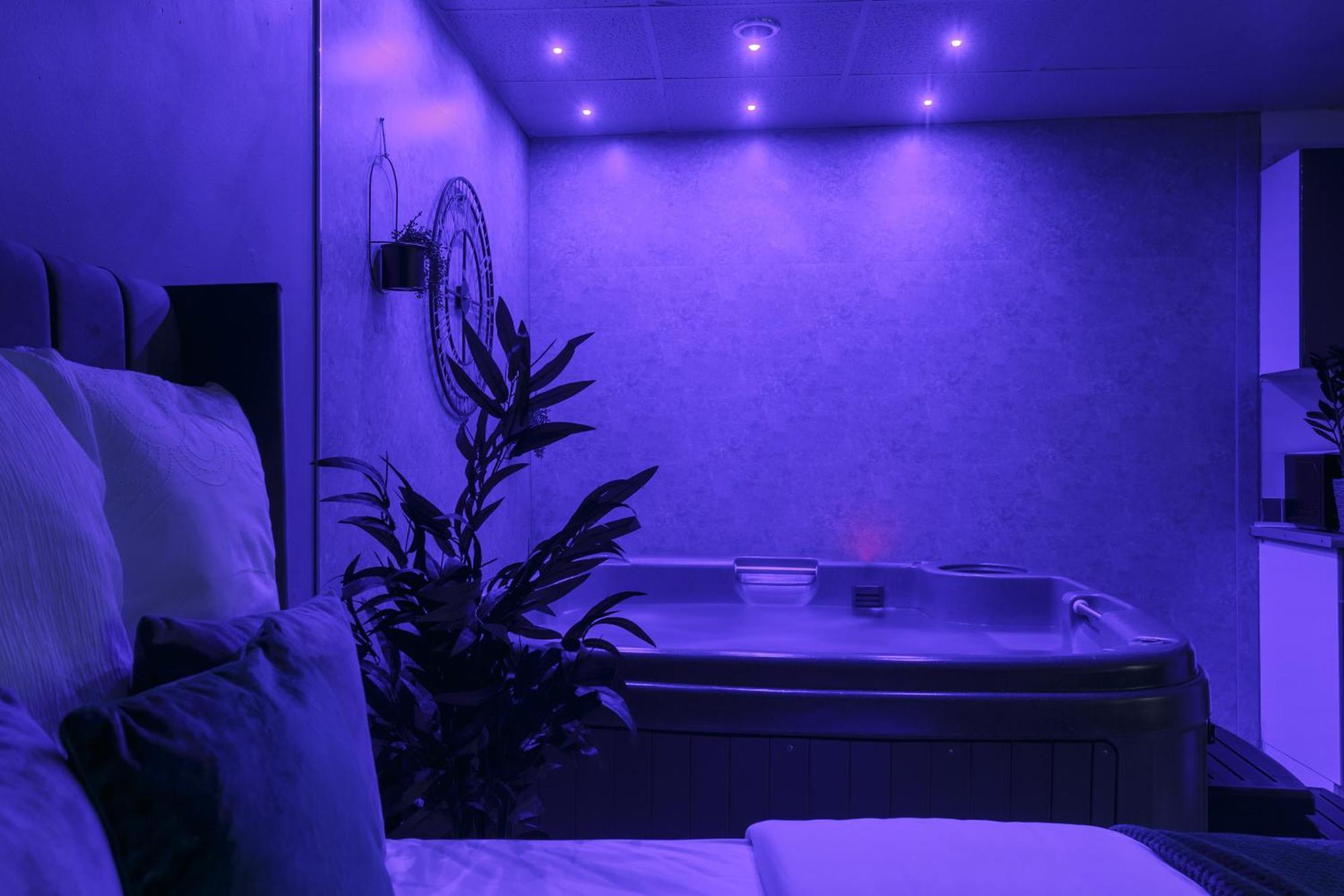 Riverside With Jacuzzi! *