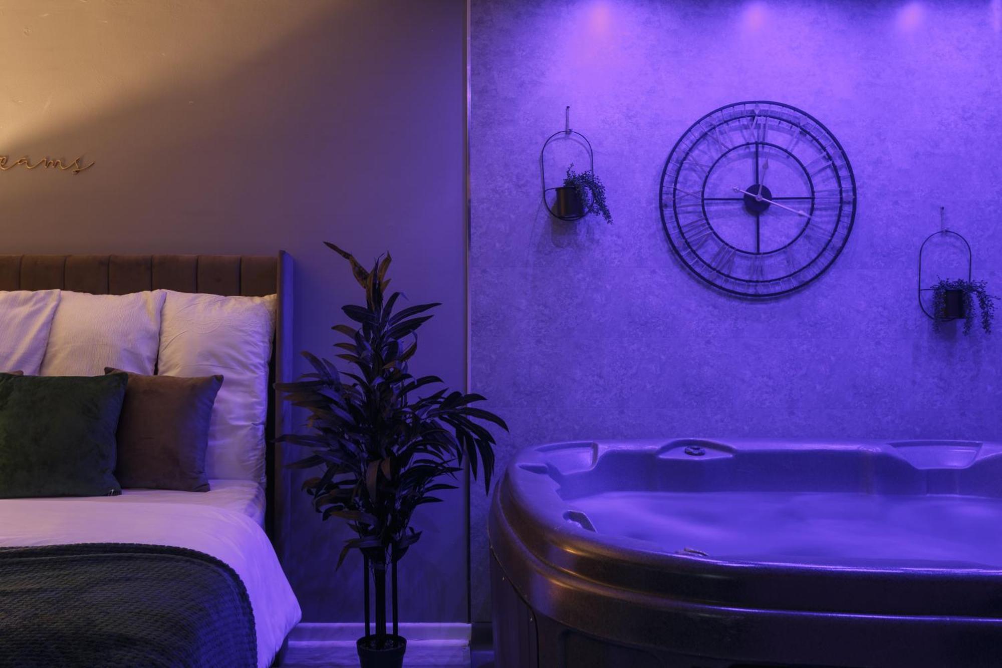 Riverside With Jacuzzi! *
