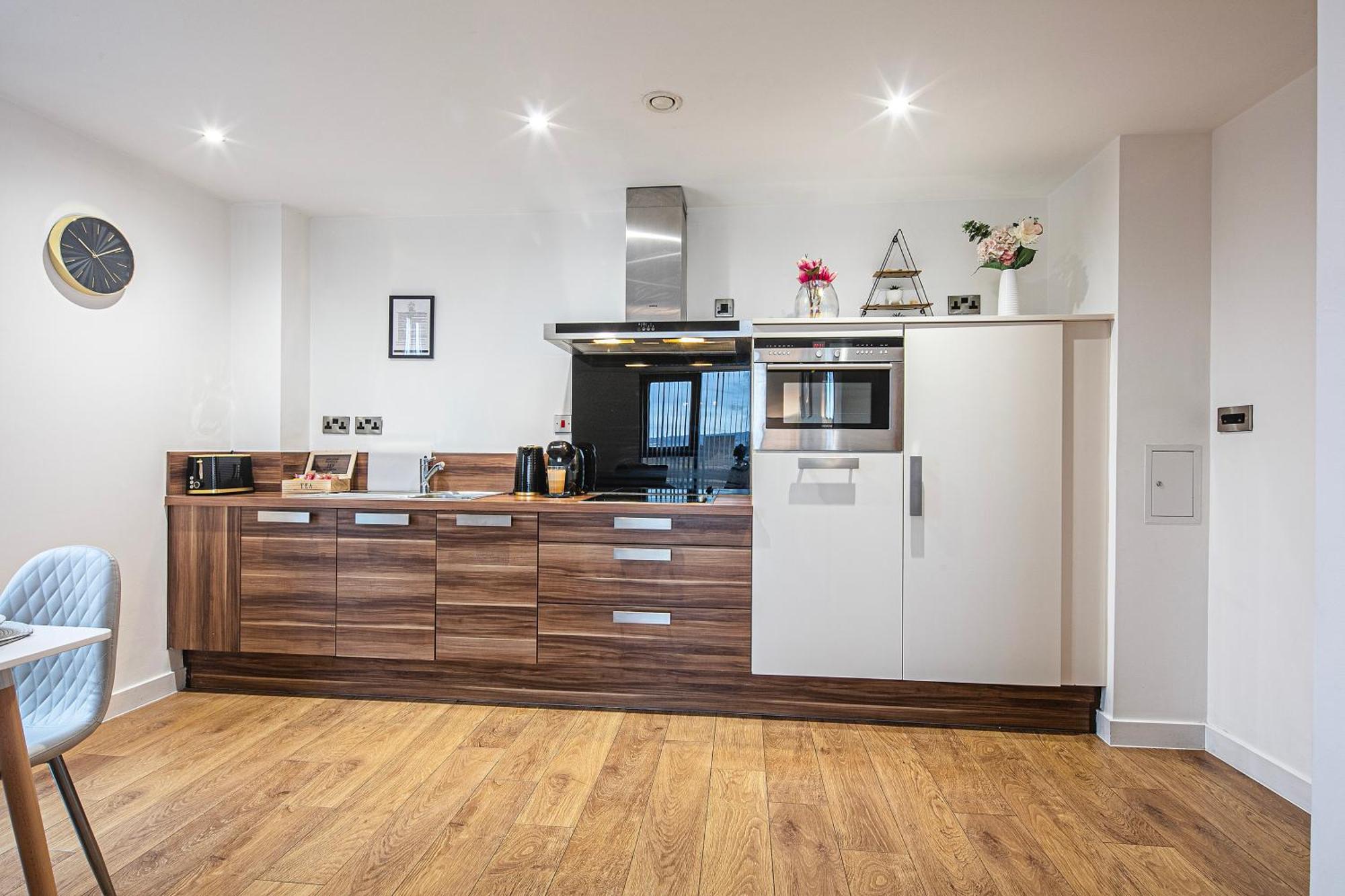Stylish 2 Bed 104 - Centre, Free Parking, Coffee Machine & Netflix - Hosted By Host Save Apartment