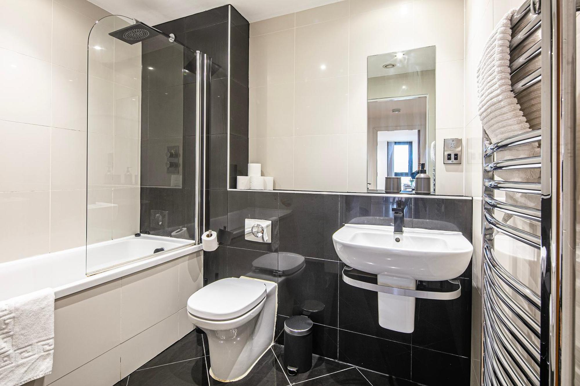 Stylish 2 Bed 104 - Centre, Free Parking, Coffee Machine & Netflix - Hosted By Host Save Apartment *