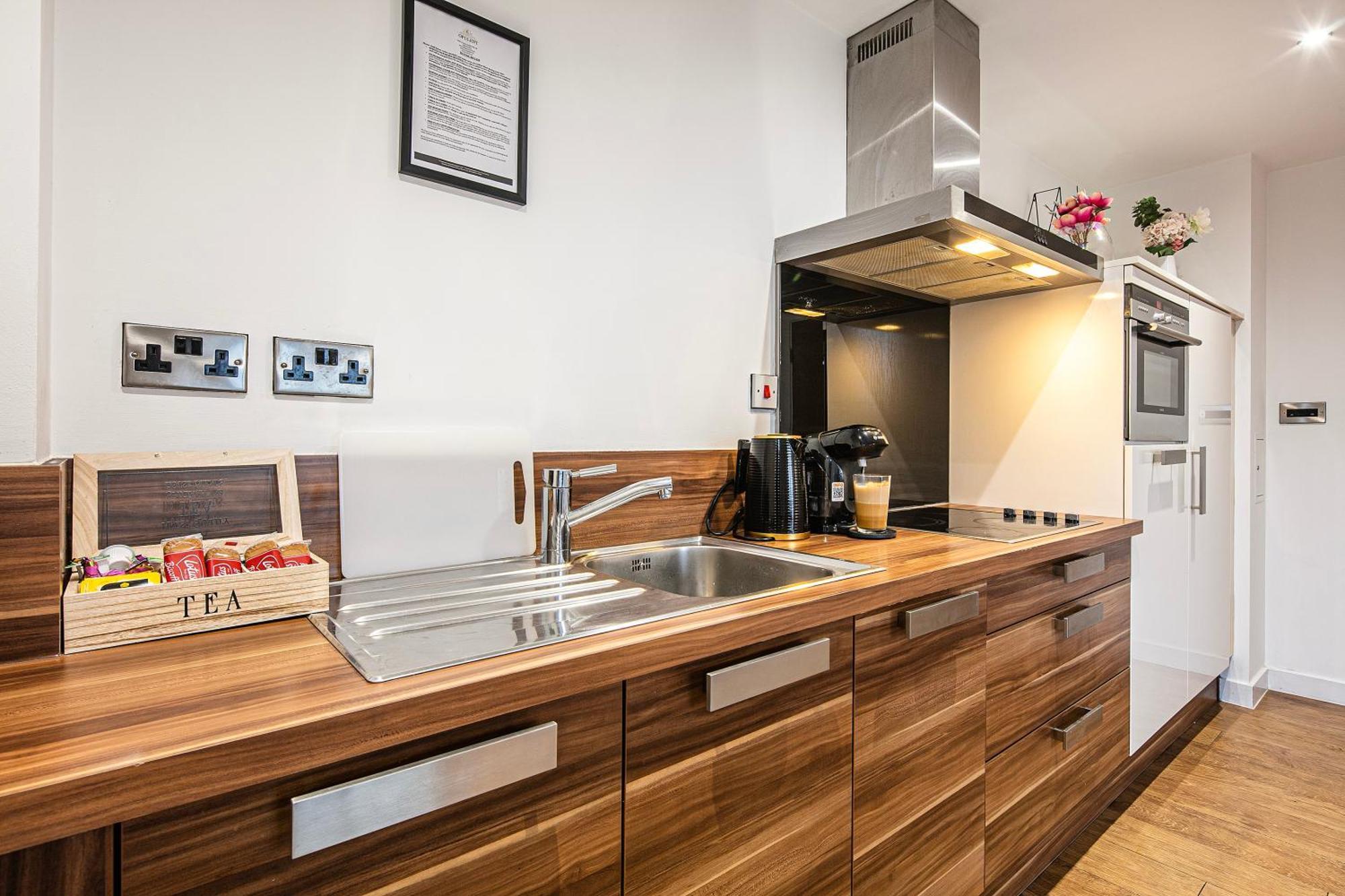 Stylish 2 Bed 104 - Centre, Free Parking, Coffee Machine & Netflix - Hosted By Host Save Apartment