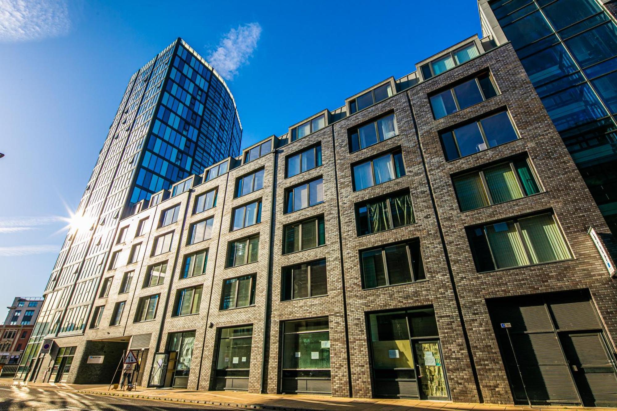 Stylish 2 Bed 104 - Centre, Free Parking, Coffee Machine & Netflix - Hosted By Host Save *