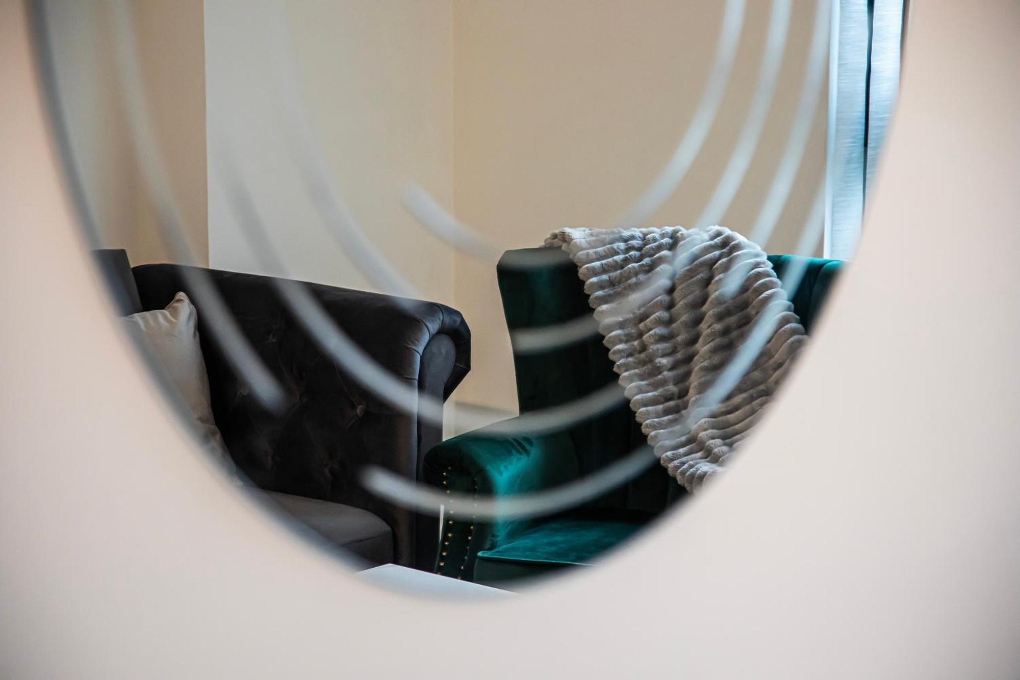Stylish 2 Bed 104 - Centre, Free Parking, Coffee Machine & Netflix - Hosted By Host Save *