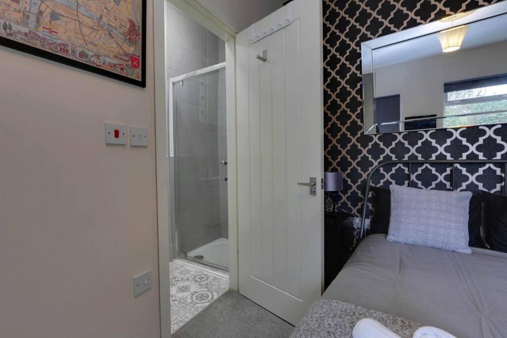 Modern Studio - Vibrant Abbeydale Rd, Free Parking, Pet Friendly, Netflix Apartment *