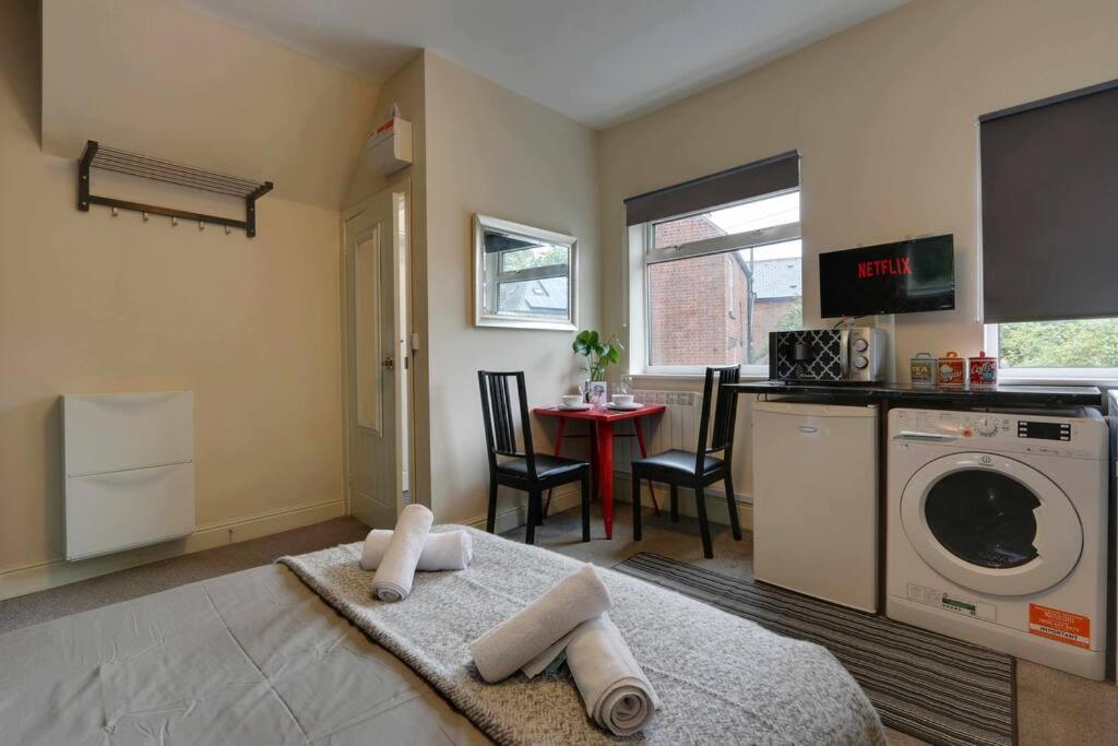 Modern Studio - Vibrant Abbeydale Rd, Free Parking, Pet Friendly, Netflix