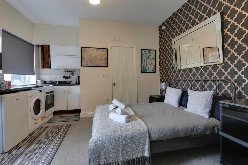 Modern Studio - Vibrant Abbeydale Rd, Free Parking, Pet Friendly, Netflix Apartment
