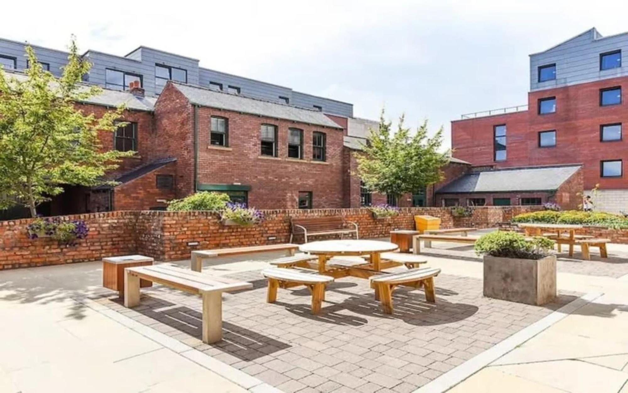 Cosy And Modern And Private Ensuites At 3 Located Near The Of *