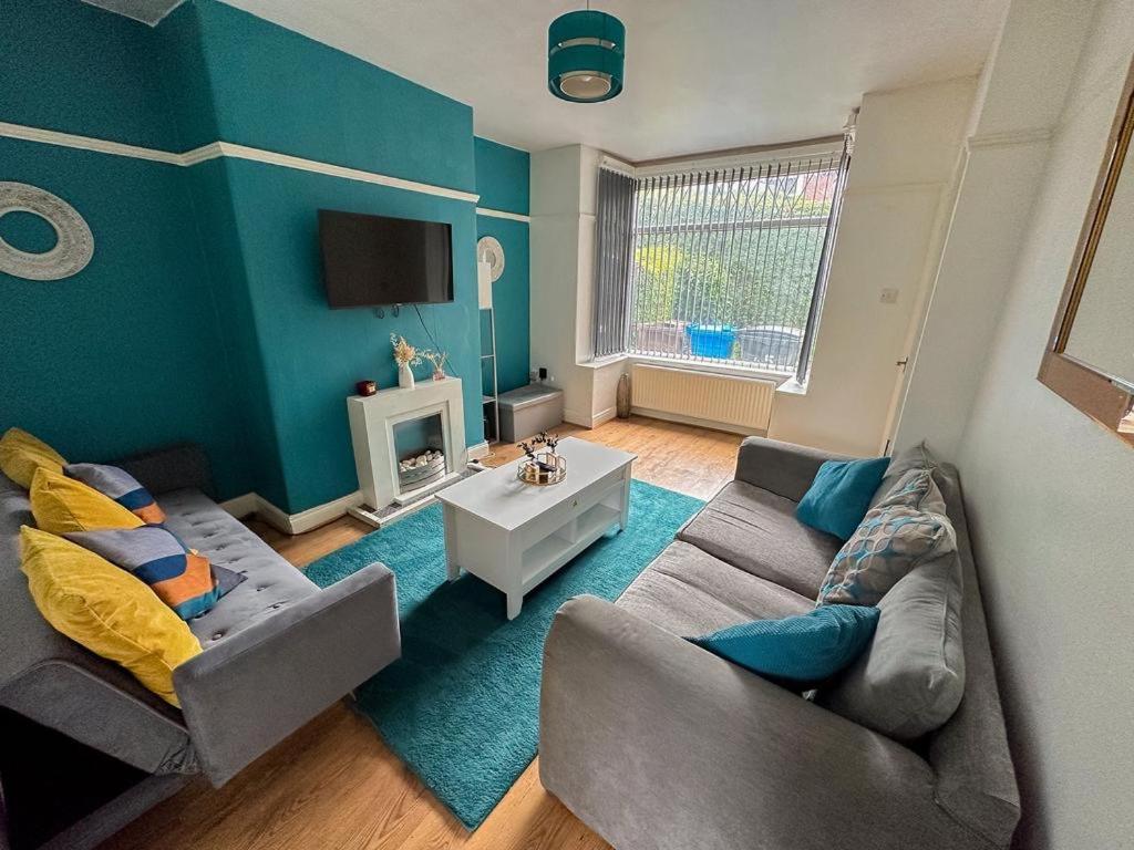 Hilltop Place , Parkway M1 J33