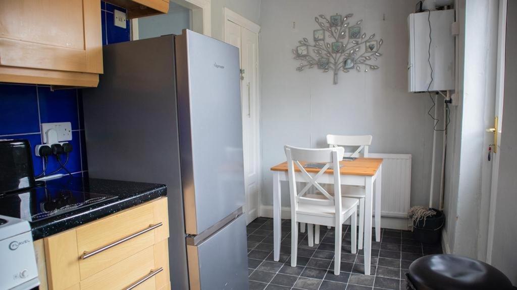 Hilltop Place , Parkway M1 J33 *
