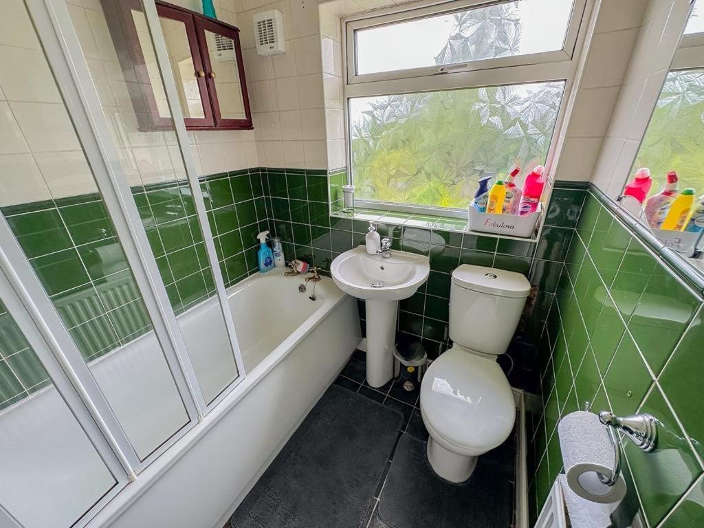 Hilltop Place , Parkway M1 J33 *