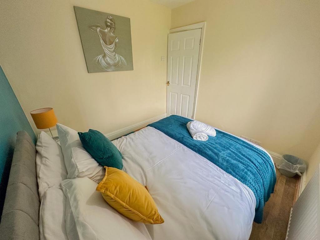 Hilltop Place , Parkway M1 J33 Holiday home Sheffield